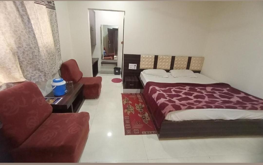 Hotel Paradise Stays Pachmarhi Exterior photo