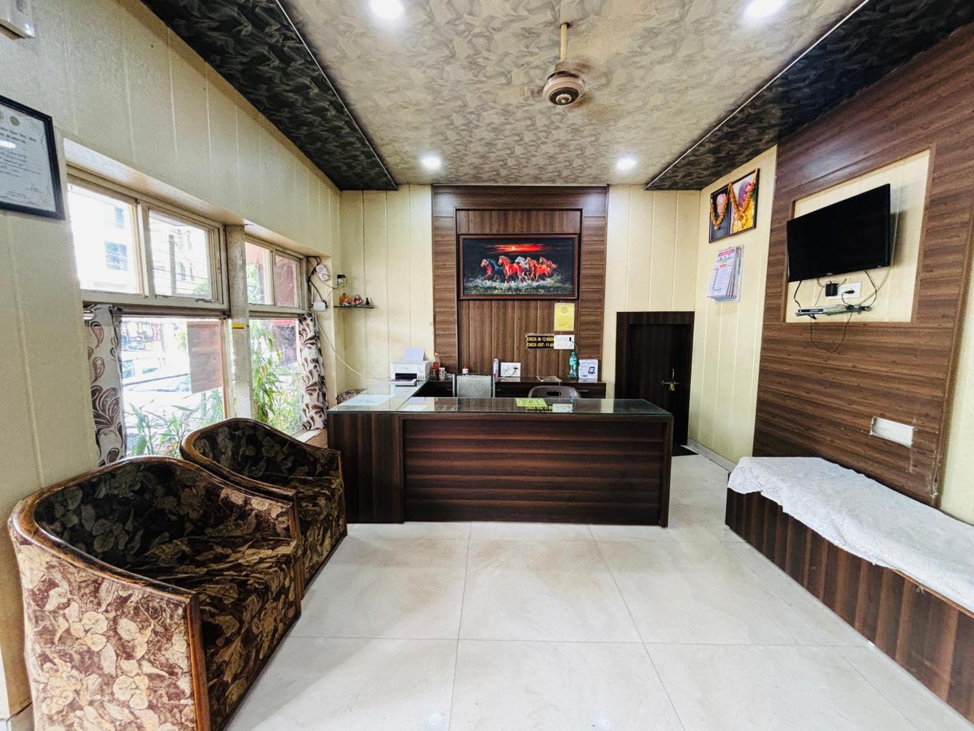 Hotel Paradise Stays Pachmarhi Exterior photo